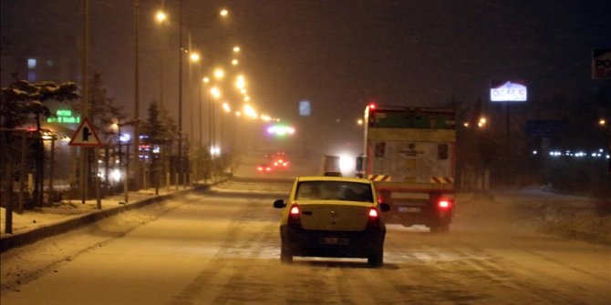 Ağrı-Erzurum kara yolu yoğun kar ve tipi nedeniyle tır geçişine kapatıldı