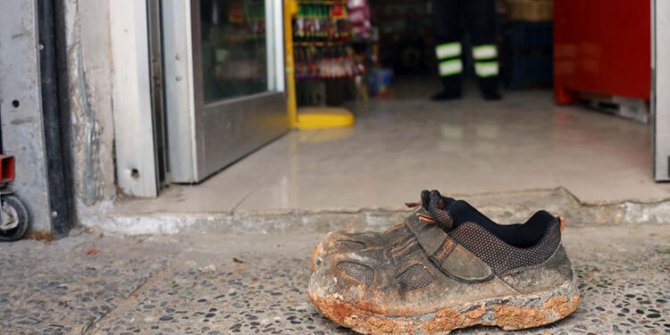 'Market kirlenmesin' diye çamurlu ayakkabılarını çıkarıp, alışveriş yaptı
