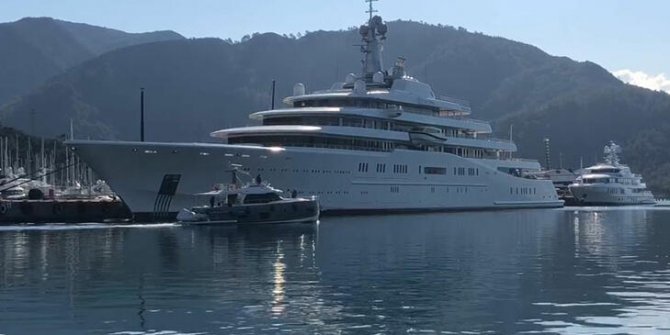 Abramoviç'in mega yatına yaklaşan teknelere sirenli uyarı