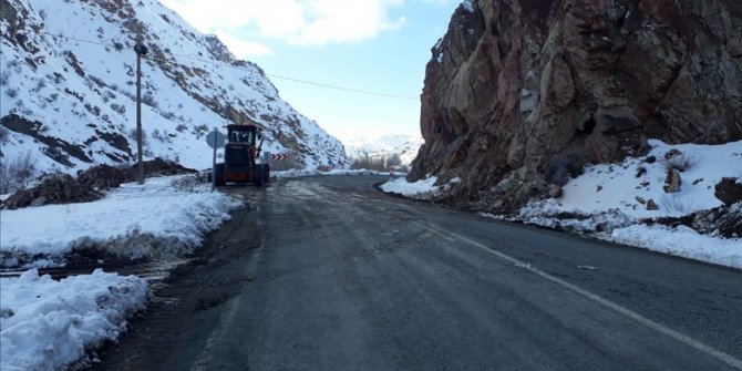 Heyelan nedeniyle kısmen kapanan Kars-Kağızman kara yolu ulaşıma açıldı