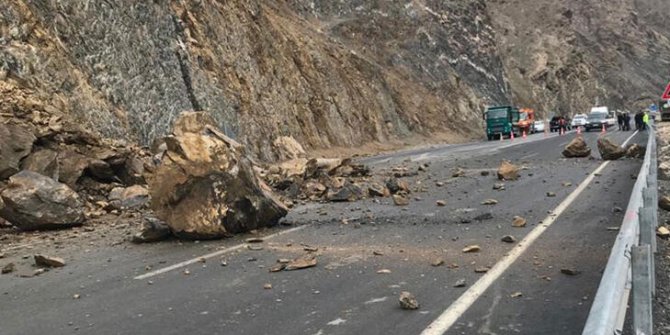 Hakkari-Van yoluna kaya parçaları düştü, 2 saat ulaşıma kapandı