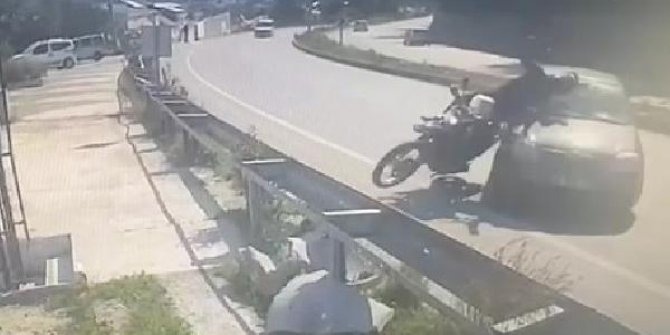 Otomobilin çarptığı motosikletli ağır yaralandı; kaza kamerada