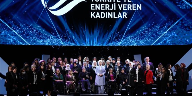 'Türkiye'ye Enerji Veren Kadınlar' ödüllerini aldı
