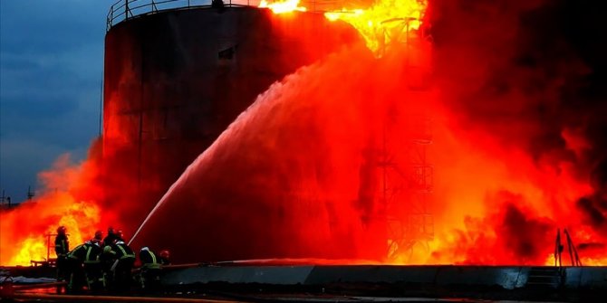 Rusya'nın Lviv kentinde füzelerle vurduğu yakıt deposundaki yangın söndürüldü