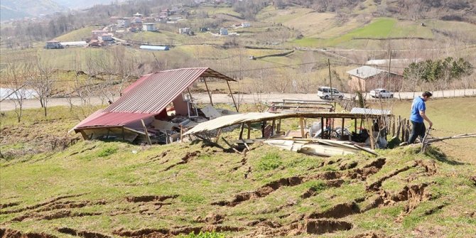 Samsun'da heyelan sonucu bağ evi yıkıldı, yolda çökmeler oluştu
