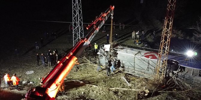 Erzincan'da yolcu otobüsü şarampole devrildi