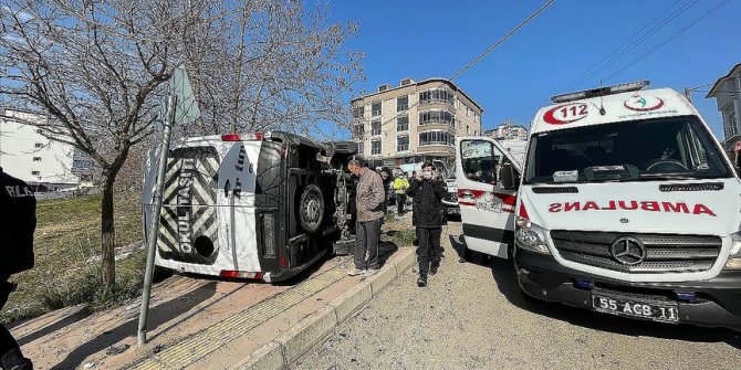 Samsun'da öğrenci servisi ile otomobil çarpıştı, 8'i öğrenci 12 kişi yaralandı