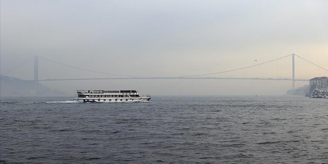 İstanbul Boğazı'nda görüşün düşmesi nedeniyle gemi trafiği askıya alındı