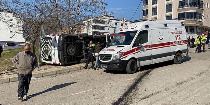 Samsun'da otomobil ile okul servisi çarpıştı: 8'i öğrenci, 12 yaralı