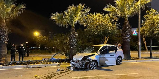 Adana'da refüjde turunç toplayan 3 kadın, otomobillerin çarpması sonucu öldü