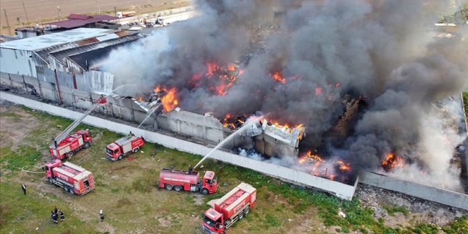 Osmaniye'de geri dönüşüm fabrikasında çıkan yangına müdahale ediliyor