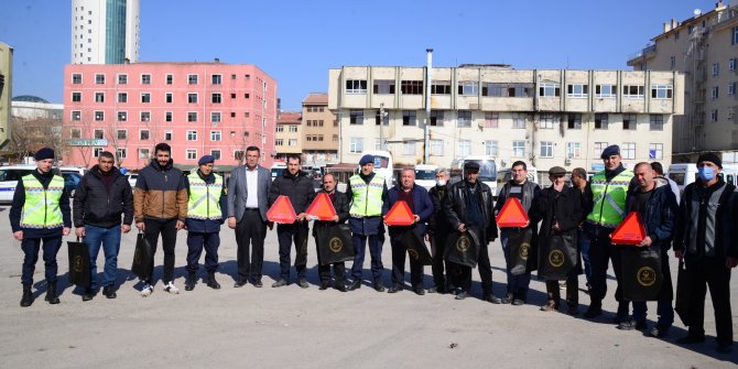 Kahramankazan’da traktör sahiplerine reflektör hediye edildi