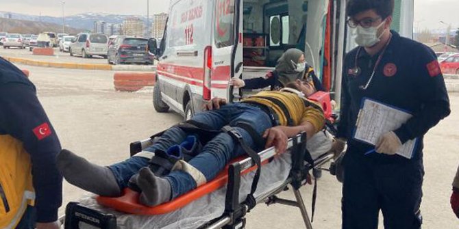 Fabrikanın çatısından düşen 3 işçi yaralandı