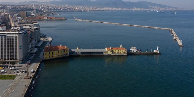 İzmir'de kıyılardaki su çekilmesi deniz ulaşımını olumsuz etkiliyor
