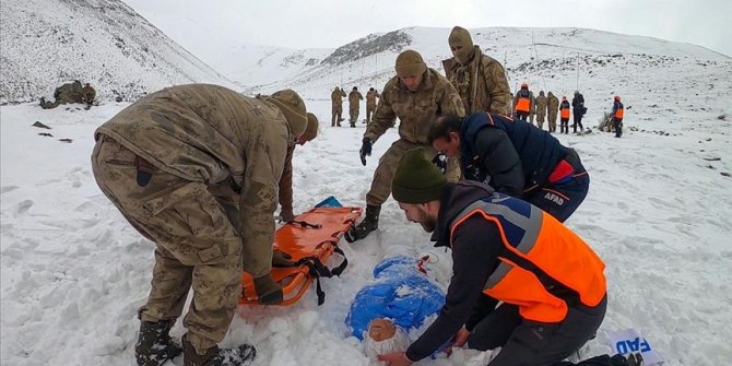 Komandolara Ağrı Dağı eteklerinde 'çığda arama kurtarma eğitimi' verildi