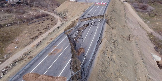 Adana'da göçük oluşan yol ulaşıma kapandı