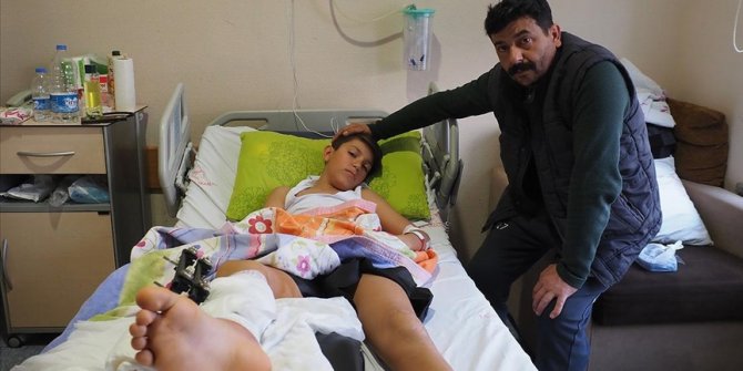 Sahipsiz köpeklerden kaçarken cipin altında kalan bisikletli çocuk yaralandı