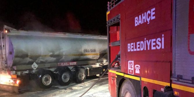 Osmaniye'de akaryakıt tankerinin alev alan lastiklerine itfaiye müdahale etti