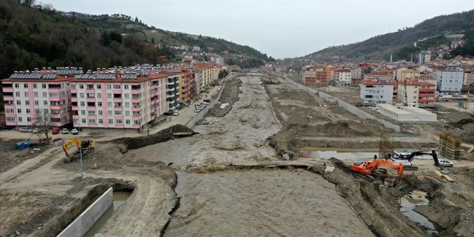Bozkurt'ta su seviyesinin yükseldiği Ezine Çayı üzerindeki iki köprü ulaşıma kapatıldı