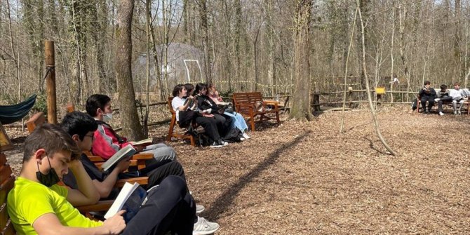 "Orman Kütüphanesi"nde kitaplar doğayla iç içe okunuyor