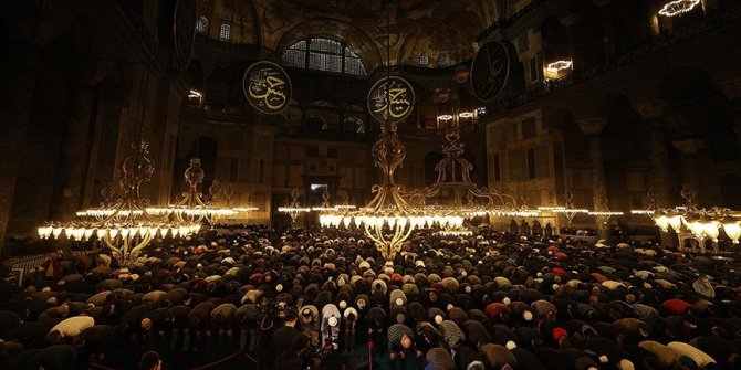 Ayasofya-i Kebir Cami-i Şerifi'nde 88 yıl sonra ilk teravih namazı kılındı