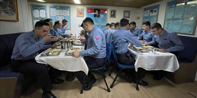 Mavi vatan nöbetinde bahriyeliler ilk iftarını yaptı