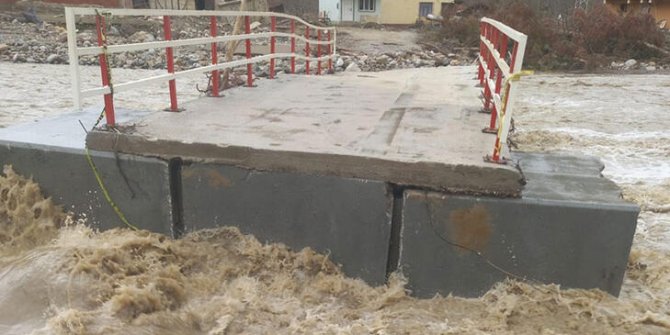 Kastamonu'nda geçici köprü yıkıldı