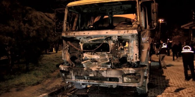 Esenyurt'ta kundaklanan 2 vidanjör alev alev yandı
