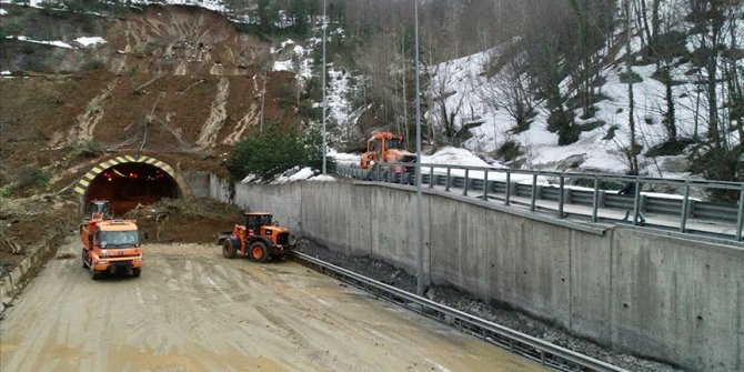 Heyelan sonrası Bolu Dağı Tüneli'nde yol açma çalışmaları sürüyor