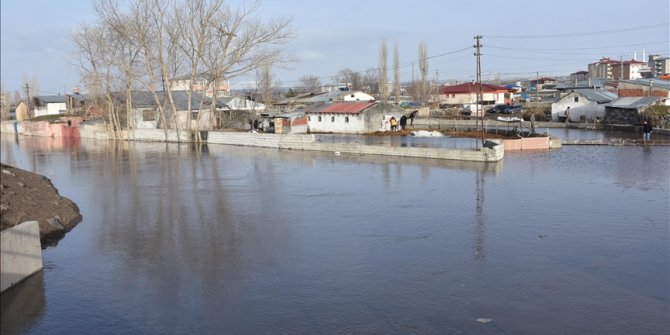 Kars’ta karların erimesinin ardından 15 ev ve bazı ahırları su bastı