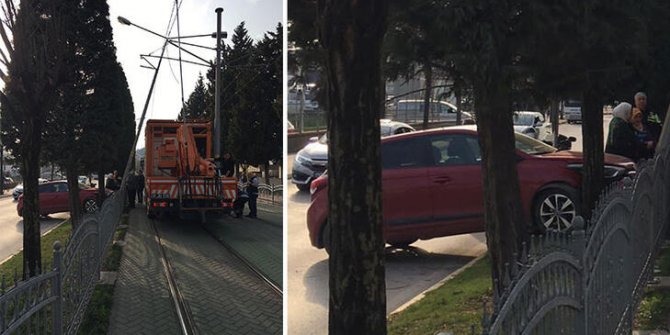 Otomobil tramvay hattındaki elektrik direğine çarptı, seferler aksadı