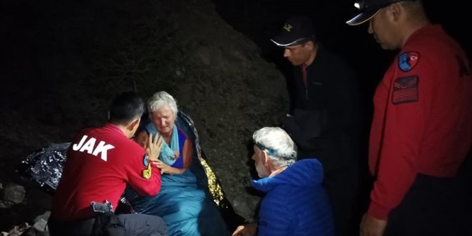 Antalya'da dağlık bölgede mahsur kalan 2 Hollandalı kurtarıldı