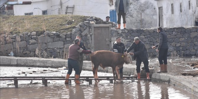 Kars’ta su taşkını yaşanan mahallede ekiplerin çalışmaları yeniden başladı