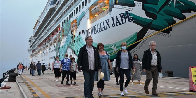 Kuşadası'na 2 kruvaziyerle bin 114 turist geldi