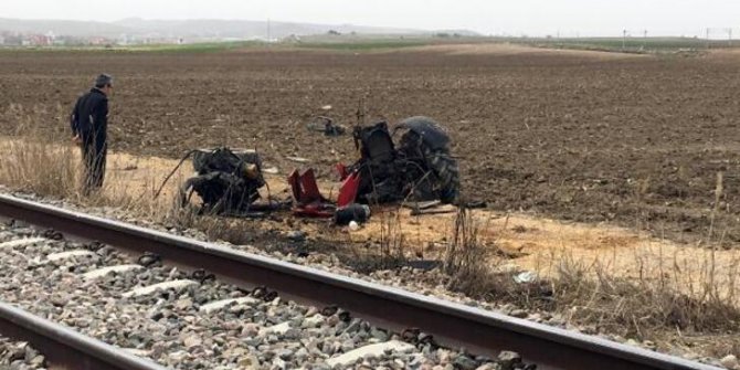 Tarla sürerken raya çıkarılan traktöre tren çarptı