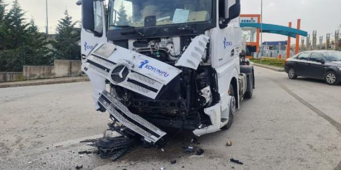 Dilovası'nda işçi midibüsü ile TIR çarpıştı: 2'si ağır 25 yaralı