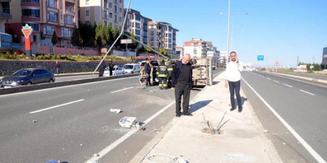 Kamyonetin refüjdeki direğe çarptığı kaza kamerada: 1 yaralı