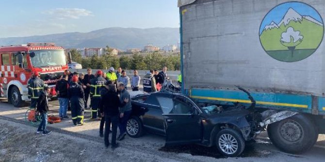 Otomobille TIR'ın altına giren makam şoförü öldü