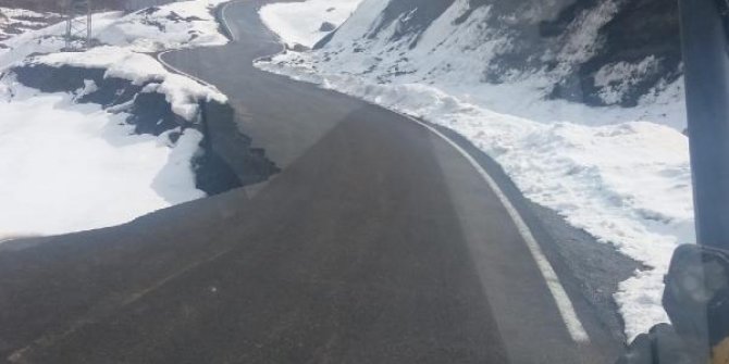 Bingöl'de heyelan; köy yolu çöktü