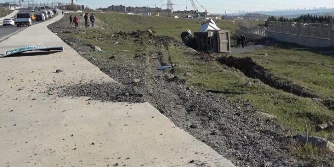 Arnavutköy'de mıcır yüklü hafriyat kamyonu tarlaya devrildi