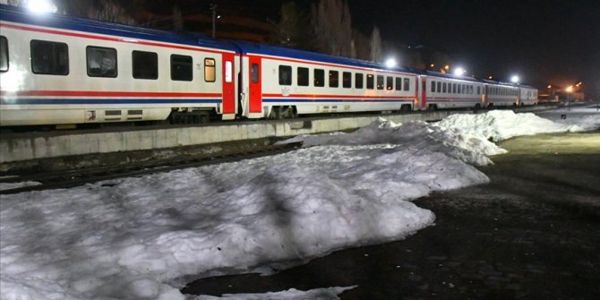 Kars'ta heyelan sonucu aksayan tren seferleri normale döndü