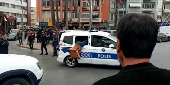 Gözaltına alınan zanlının polis aracının camından kaçmaya çalıştı