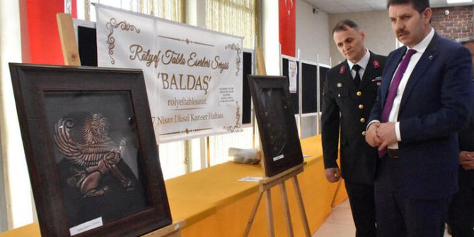 Kanserden kaybettiği eşi adına açtığı rölyef sergisinde ilk alıcı vali oldu