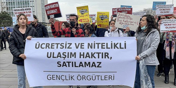 İstanbul'da bir grup öğrenci toplu ulaşıma yapılan zamları protesto etti