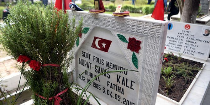 Şehit polisin mezarındaki plaketler duygulandırdı