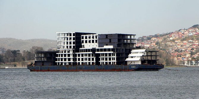 İstanbul Boğazı'ndan 'apartman' geçti