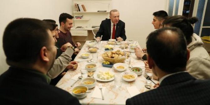 Cumhurbaşkanı Erdoğan, Beşiktaş'ta öğrenci evinde iftar yaptı