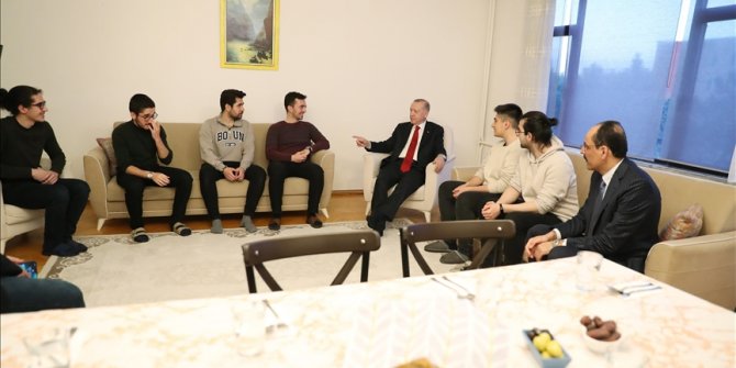 Cumhurbaşkanı Erdoğan iftarda öğrenci evine misafir oldu