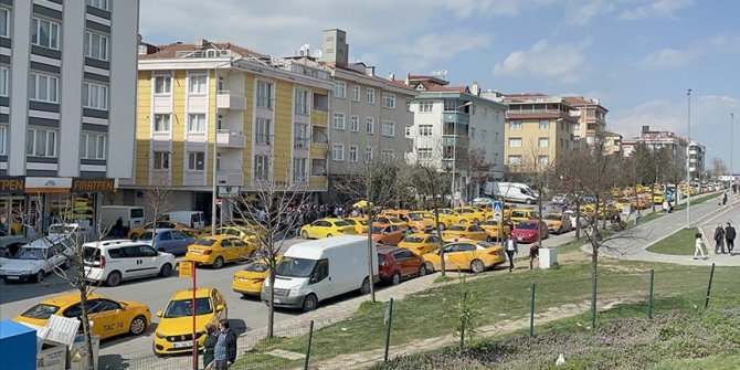 İstanbul'da taksimetre güncellemek isteyen taksiciler uzun kuyruklar oluşturdu