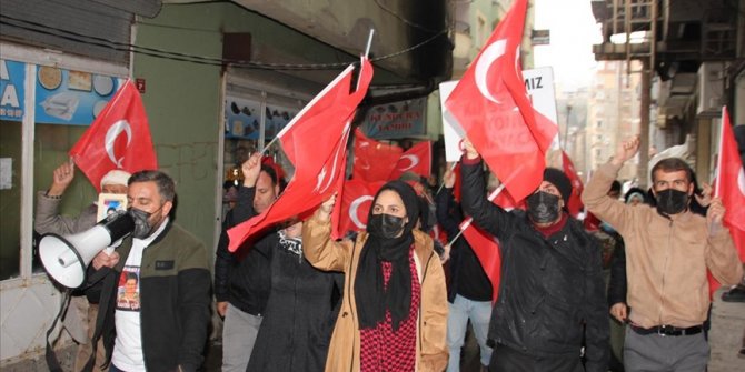 Hakkari'de çocukları dağa kaçırılan aileler HDP İl Başkanlığı önündeki eylemini sürdürdü